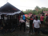 Quick Respon, Personel Polsek Giri Mulya Bantu Padamkan Rumah Warga Kebakaran