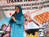 PJ. Ketua TP PKK Bengkulu Tengah Membuka Kegiatan Bazar Pasar Murah Untuk Stabilisasi Harga Bahan Pokok